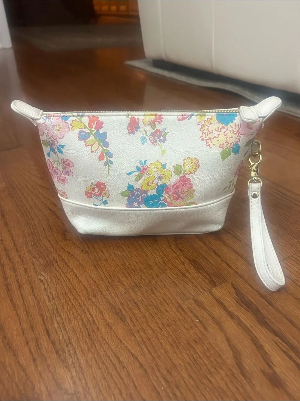 Betsey Johnson NWOT White Floral Wristlet/Cosmetic Bag